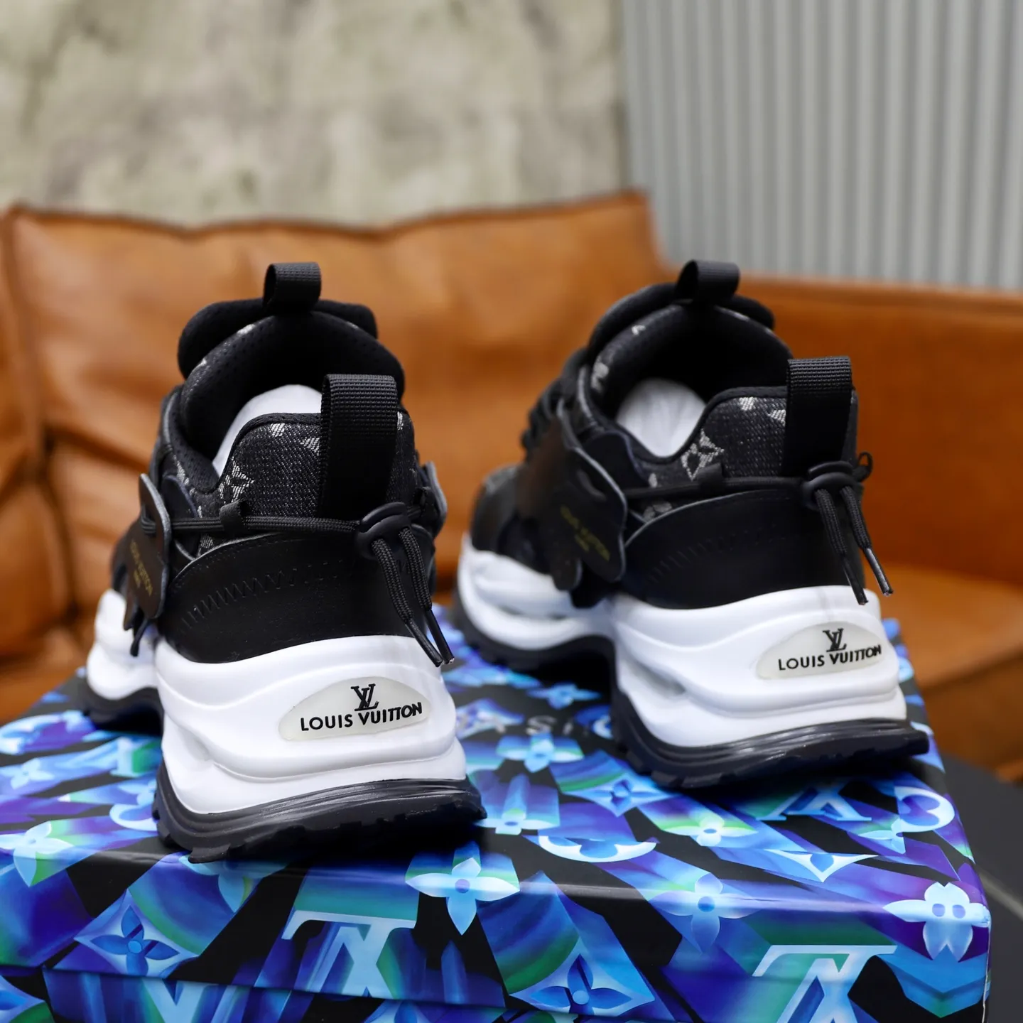 Ex-factory price: 600💰【LV】Louis Vuitton is a high-end brand of men's shoes, new model on the market, top luxury brand, the latest fashionable casual men's shoes, a trendy and versatile style, relaxed and sporty, with calfskin upper and ultra-fine workmanship. The original personalized fashionable rubber wear-resistant outsole is light and comfortable on the foot. Code number: 39-44 (45, 46 customized)